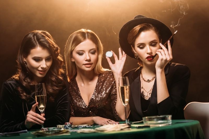 Meja Sic Bo dealer langsung kingdom toto dengan tiga dadu terlihat jelas